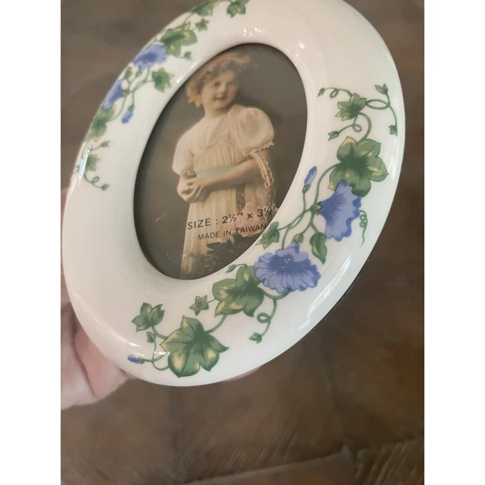 Vtg Ceramic Blue Flowers Oval Photo Picture Frame 2.5x3.5 Cottage Core Easel